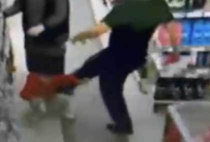 Eskişehir'de skandal görüntü: Küçük çocuğu defalarca tekmeledi!