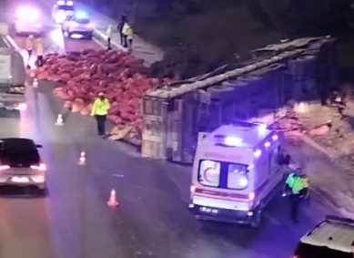 Eskişehir’de soğan yüklü tır devrildi, trafik kilitlendi
