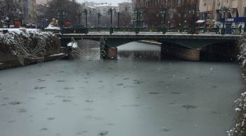 Eskişehir'de soğuk havaya Porsuk Çayı da dayanamadı