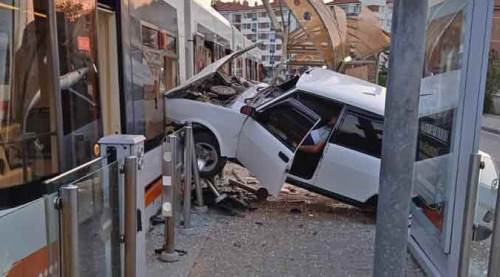Eskişehir'de şok kaza: Otomobil, tramvaya saplandı!