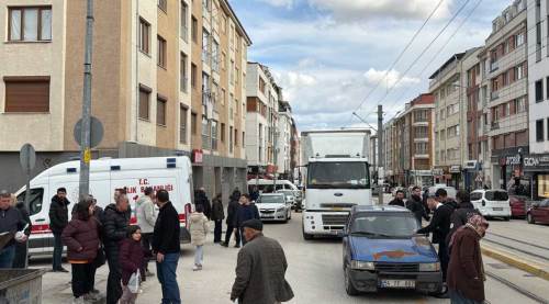 Eskişehir'de sokağı karıştıran kaza: O anlar kamerada