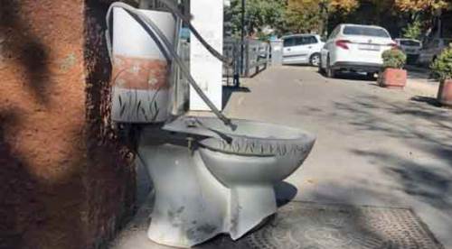 Eskişehir'de sokağın ortasında klozet var!