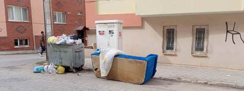 Eskişehir'de sokak ortasına bırakılan çöpler tepki çekiyor!