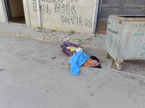 Eskişehir'de sokak ortasına bırakılan eşyalar tepki çekti