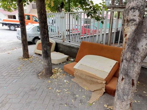 Eskişehir'de sokak ortasına bırakılan mobilya atıkları tepki çekiyor!
