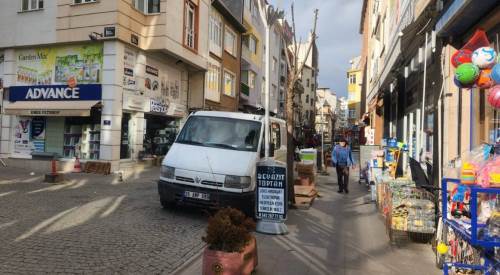 Eskişehir'de sokak ortasına park edilen araçlar geçişi zorlaştırıyor