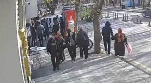 Eskişehir'de sokak ortasında kadınlar birbirine girdi: Kavga anı kamerada