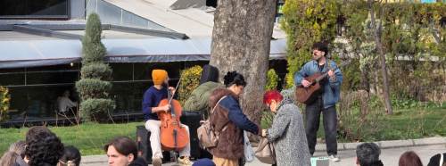 Eskişehir’de sokak sanatçıları caddeyi müzikle doldurdu