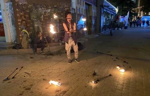 Eskişehir'de sokak sanatçısı gösterisiyle ilgi topladı