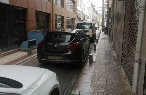 Eskişehir'de sokaklar otoparka döndü: Vatandaş çileden çıkıyor