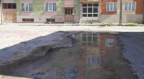 Eskişehir'de su patlağı sokağı göle çevirdi