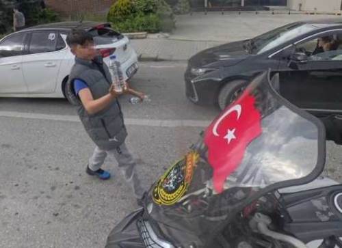 Eskişehir'de su satan çocuk trafikte yüzleri güldürdü