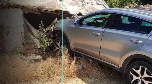 Eskişehir'de sürücü evin duvarını yıktı geçti!