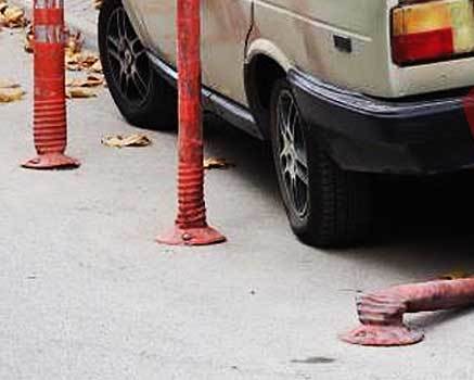 Eskişehir'de sürücüler onu ezip park ediyor!