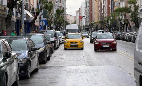 Eskişehir'de sürücülerden tepki çeken manzara: Şeritler otoparka döndü
