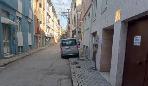 Eskişehir'de sürücülerin kaldırıma park etmesi yayaları engelliyor