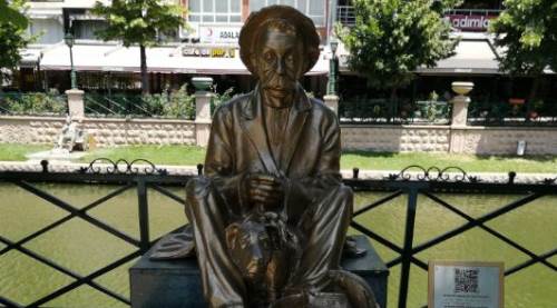 Eskişehir'de tabelanın önüne çöp attılar