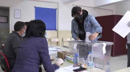 Eskişehir'de tam 3 bin kişi sandık başında! Bakın ne için oy kullanıyorlar...