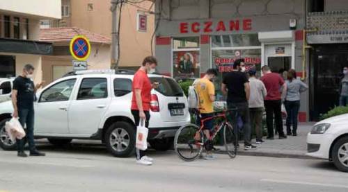Eskişehir'de tam kapanmada "eczane" kuyruğu