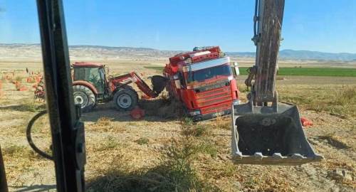 Eskişehir'de tarlaya giren soğan yüklü tır araziye saplandı