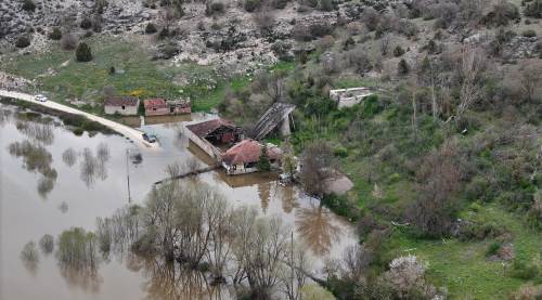 Eskişehir’de taşan baraj hayatı felç etti: Mahalleli yardım bekliyor!