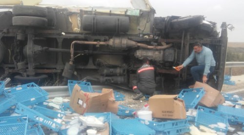 Eskişehir'de tatlı yüklü kamyon devrildi