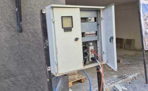 Eskişehir’de tehlike saçan elektrik panosu tedirgin ediyor