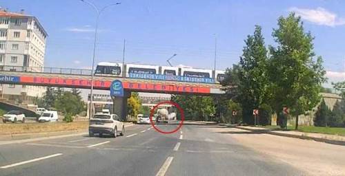 Eskişehir’de tehlikeli madde taşıyan tankerin lastiği seyir halinde patladı