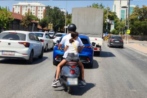 Eskişehir'de tehlikeli yolculuk yürekleri ağza getirdi