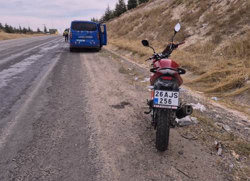 Eskişehir’de tekeri kilitlenen motosikletten düşen sürücü yaralandı