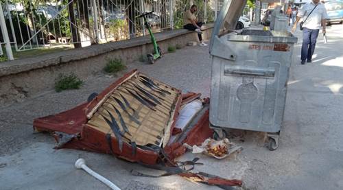 Eskişehir'de tepki çeken görüntü: Çöp atmasını bilmiyorlar!