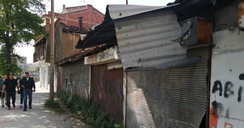 Eskişehir'de terk edilen binalardan sarkan tehlike