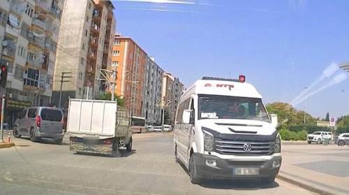 Eskişehir'de ters yöne giren servis trafiği tehlikeye attı