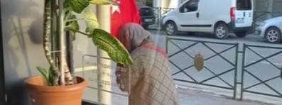 Eskişehir’de teyzenin Türk bayrağına sevgisi yürekleri ısıttı