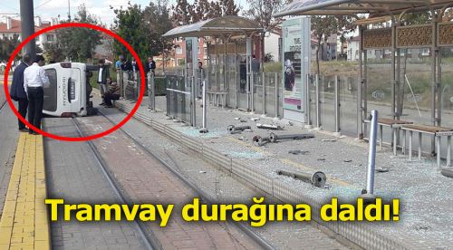 Eskişehir'de ticari araç tramvay durağına daldı