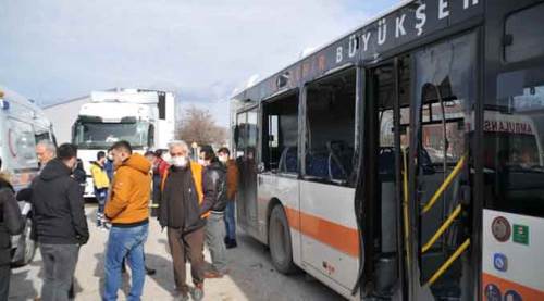 Eskişehir'de TIR ile halk otobüsü çarpıştı