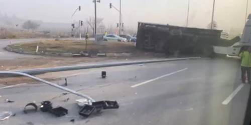 Eskişehir’de tır kazası, kavşakta trafik kilitlendi