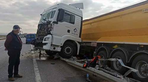 Eskişehir'de TIR kontrolden çıktı, faciadan dönüldü