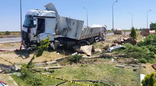 Eskişehir'de TIR otomobili adeta biçti!