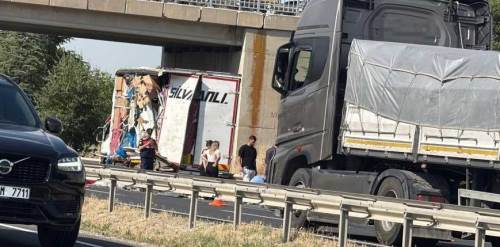 Eskişehir’de tır sürücüsü kamyonete çarpıp kaçtı!