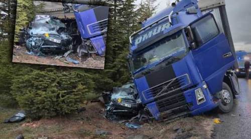 Eskişehir'de tırın altında kalan otomobilde facia: Kaza anı kamerada!