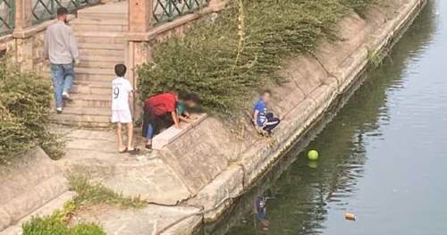 Eskişehir'de top uğruna canlarını tehlikeye attılar