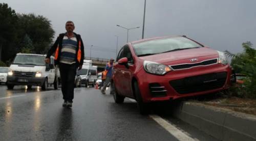 Eskişehir'de trafik durdu: Araç yolda kayınca...