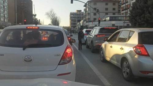 Eskişehir’de trafik ışıklarında su satan çocuklar dikkat çekti