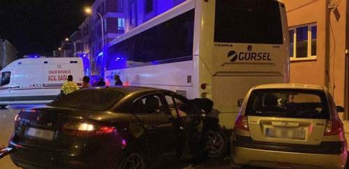 Eskişehir’de trafik kazası: İki otomobil park halindeki otobüse çarptı