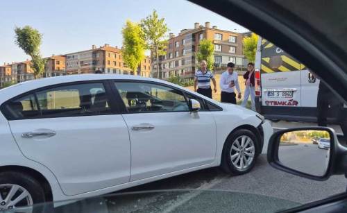 Eskişehir'de trafik kazası: Otomobil servis aracına çarptı