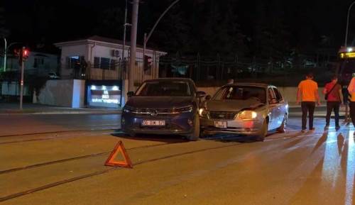 Eskişehir'de trafik kazası! Otomobiller çarpıştı, 2 yaralı