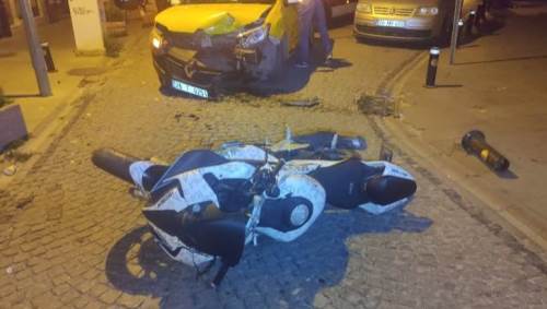 Eskişehir'de trafik kazası: Taksi ile motosiklet birbirine girdi!