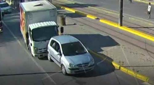 Eskişehir'de trafik kazası Mobese'ye takıldı