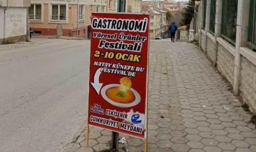 Eskişehir’de trafik levhaları reklam panosu değil